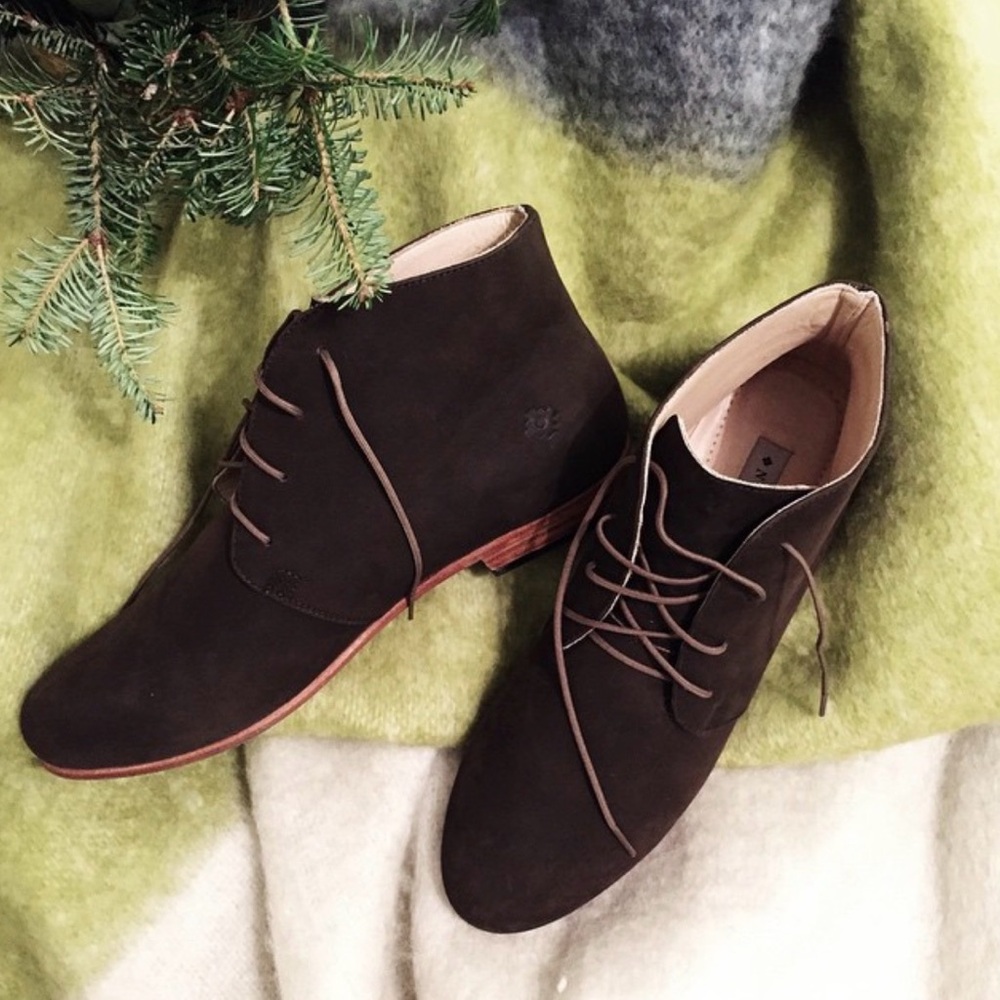 Nisolo Women’s Brown Nubuck Leather Chukka Boots